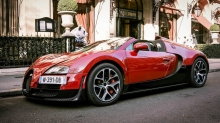 Красный Bugatti Veyron без крыши около гостиницы